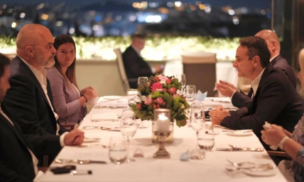 Οι πρώτες εικόνες από το γεύμα εργασίας Μητσοτάκη-Ράμα (εικόνες-βίντεο)